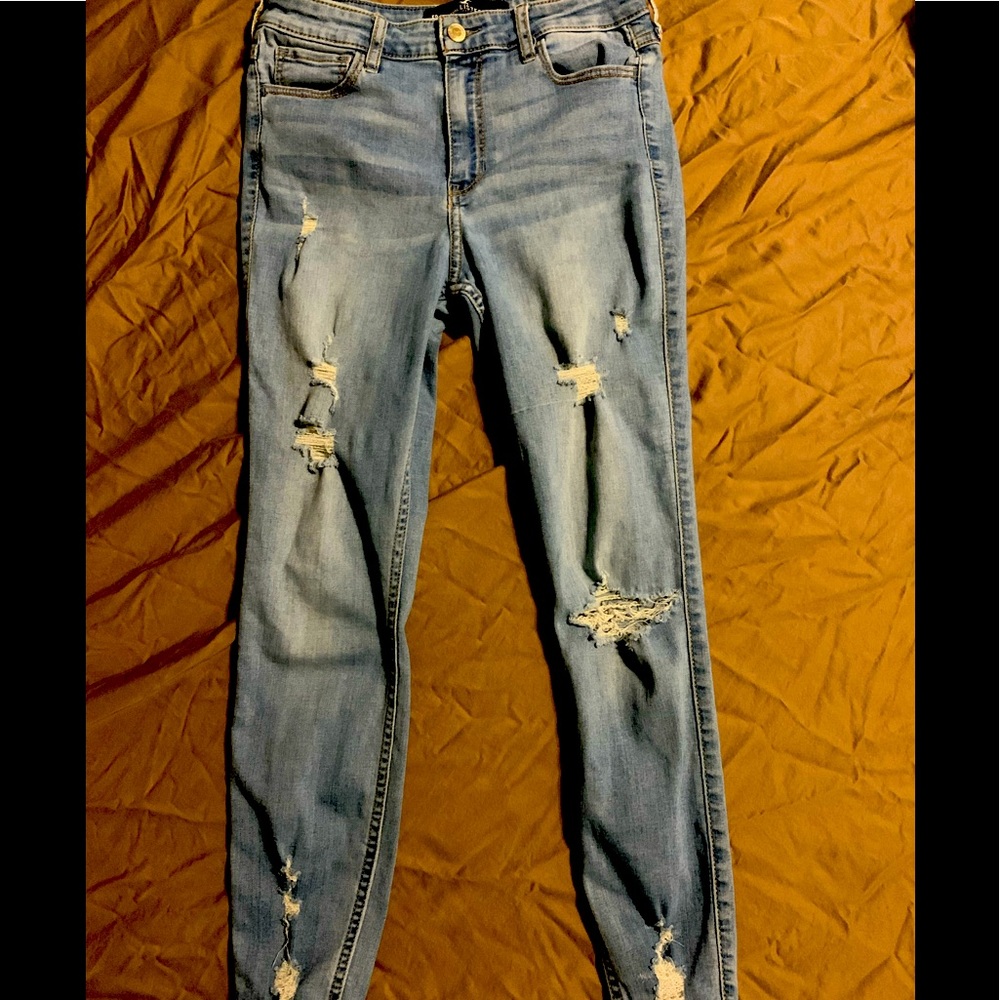 Women’s jeans with rips. W 27 L 26